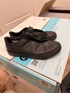 Nike Men’s Black Low-Top Velcro Sneakers